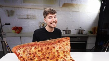 Salah satu kontennya memakan pizza dengan ukuran sangat besar. Foto: Instagram