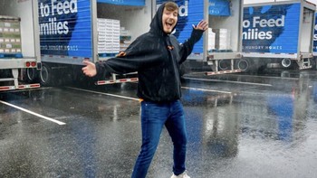 Ini dia saat berdonasi makanan senilai USD 1 juta untuk bank makanan bagi warga miskin. Foto: Instagram