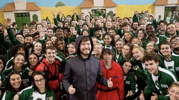 Akun YouTube Mr Beast sudah punya lebih dari 88 juta subscriber. Ia kerap membuat tayanyan yang menghebohkan sekaligus sangat menarik, misalnya meniru adegan kompetisi di Squid Game yang sangat mirip dengan aslinya. Foto: Instagram