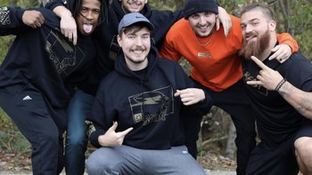 Bersama para rekannya. Sebelum akhirnya memutuskan memakai nama panggung MrBeast, ia lebih dikenal dengan MrBeast6000 dan Beast, di mana konten yang disuguhkan di channel YouTube-nya, mengenai kegiatan bagi-bagi uang kepada orang baru dikenal atau teman-temannya. Foto: Instagram