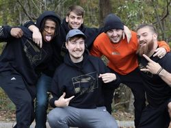 Sosok YouTuber Terkaya Sejagat dan Pacar Cantiknya