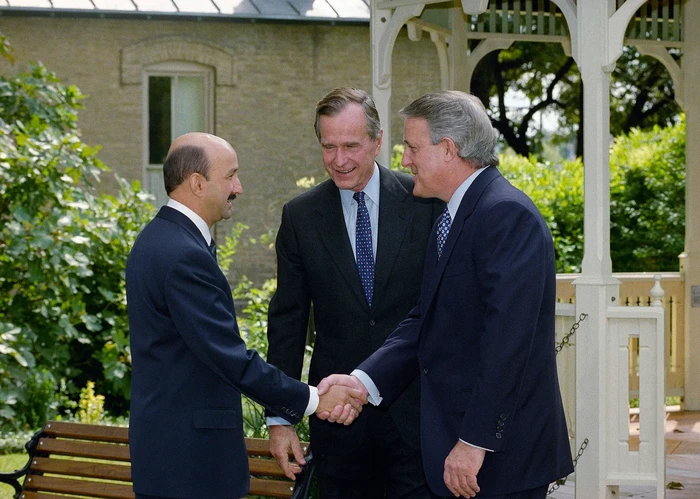 (Dari kiri) Presiden Meksiko Carlos Salinas de Gortari, Presiden AS George H.W. Bush, dan Perdana Menteri Kanada Brian Mulroney bertemu untuk memprakarsai Perjanjian Perdagangan Bebas Amerika Utara di San Antonio, Texas, 7 Oktober 1992.