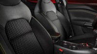 Bagian interiornya juga tak kalah sporty dengan nuansa serba hitam kombinasi abu-abu metalik dan kuning di seluruh kabin, sementara pelat aluminium dapat ditemukan di konsol tengah dan menandakan bahwa ini adalah mobil edisi khusus. Foto: Carscoops