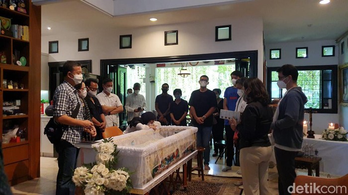 Nurul Arifin Suasana di rumah duka Nurul Arifin.