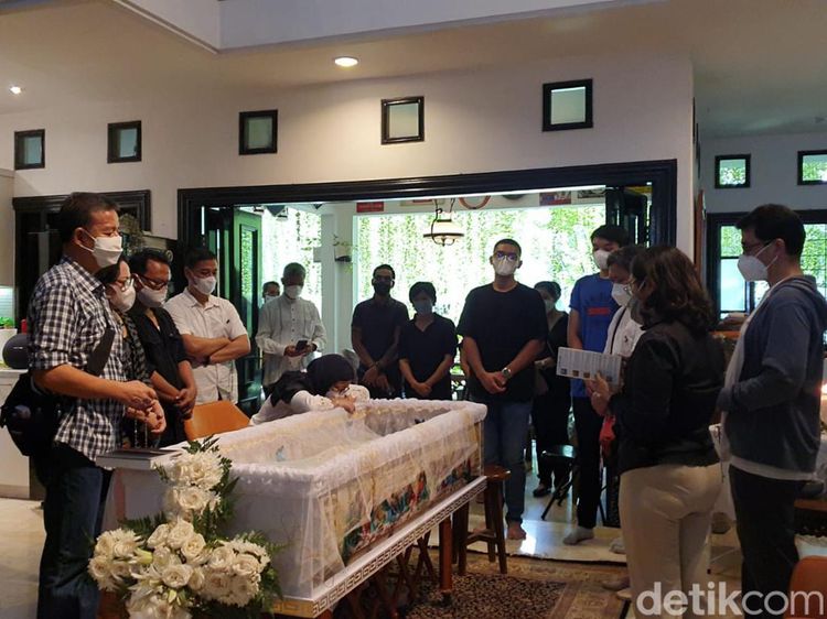 Putrinya Meninggal Dunia, Begini Suasana Duka di Rumah Nurul Arifin