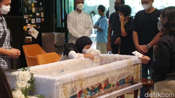 Nurul Arifin Suasana di rumah duka Nurul Arifin.