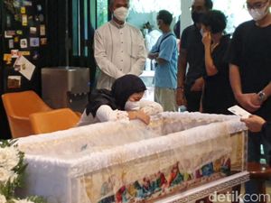 Duka Nurul Arifin Kehilangan Maura Magnalia Begitu Mendadak
