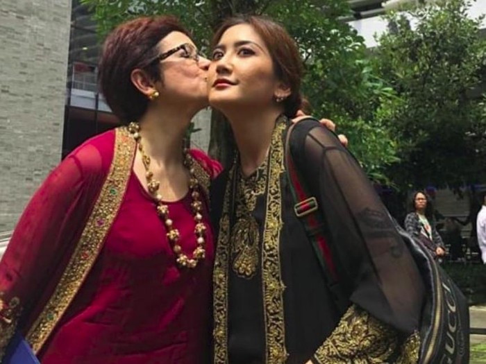 Nurul Arifin Nurul Arifin bersama Maura Magnalia Madyaratri.