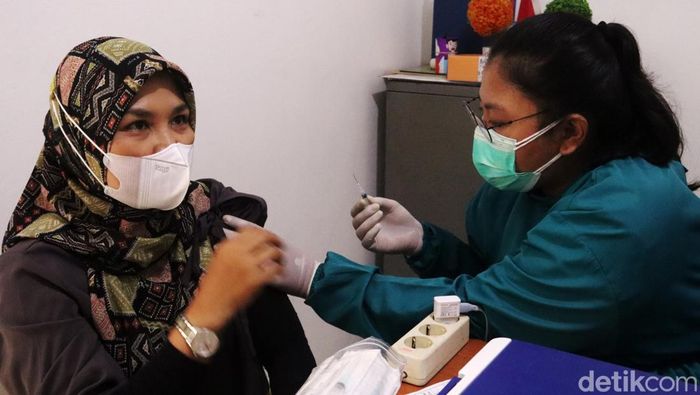 64.975 ribu warga Kota Bandung, diluar tenaga kesehatan, sudah menjalani vaksinasi booster. Untuk mempercepat herd immunity, Nasdem membantu pelaksana vakisnasi tersebut.