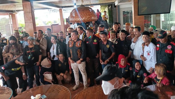 Puluhan ormas dan lembaga adat di Kaltim melakukan pertemuan menyikapi kasus Edy Mulyadi kepada masyarakat Kalimantan.