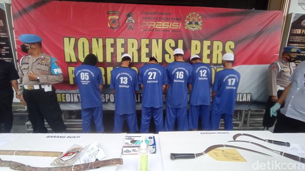 Sat Reskrim Polres Cirebon Kota meringkus enam remaja bersenjata tajam yang terlibat tawuran. Dua di antaranya masih pelajar.