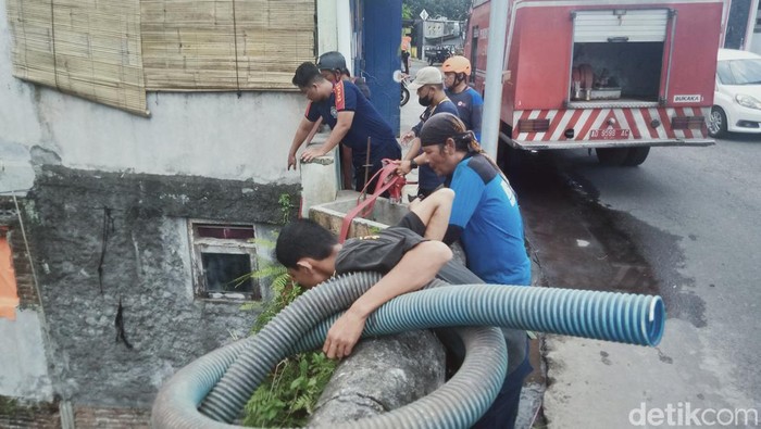 Pemadam kebakaran Pemkab Klaten dikerahkan membersihkan Sungai Wonggo dari tumpukan sampah, Selasa (25/1/2022).