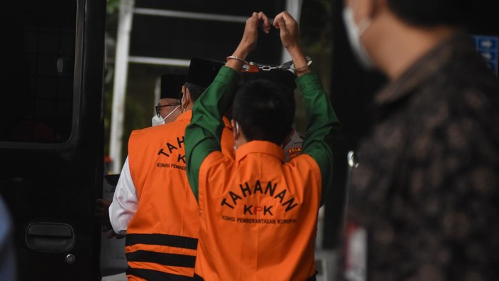 PEMERIKSAAN KASUS SUAP MUARA ENIM Sejumlah anggota dan mantan anggota DPRD Kabupaten Muara Enim berjalan menuju mobil tahanan usai menjalani pemeriksaan di Gedung Merah Putih KPK, Jakarta, Rabu (29/12/2021). Penyidik KPK melakukan pemeriksaan terhadap 15 anggota DPRD Muara Enim dalam kasus dugaan suap pengadaan barang dan jasa pada proyek di Dinas PUPR serta pengesahan APBD Kabupaten Muara Enim. ANTARA FOTO/Indrianto Eko Suwarso/wsj.