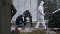 Selain mengamankan senjata api, polisi juga mendapati jasad pelaku di luar kampus. Diduga pelaku bunuh diri usai melakukan aksinya. Sebastian Gollnow/dpa via AP.