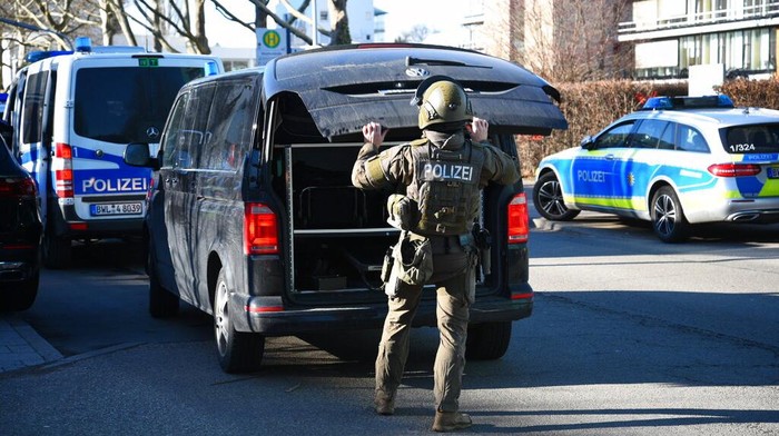 Penembakan di Universitas Heidelberg, Jerman, mengakibatkan seorang wanita tewas dan 3 lainnya luka-luka. Saat ini polisi sudah mengamankan lokasi dan senjata api milik pelaku.