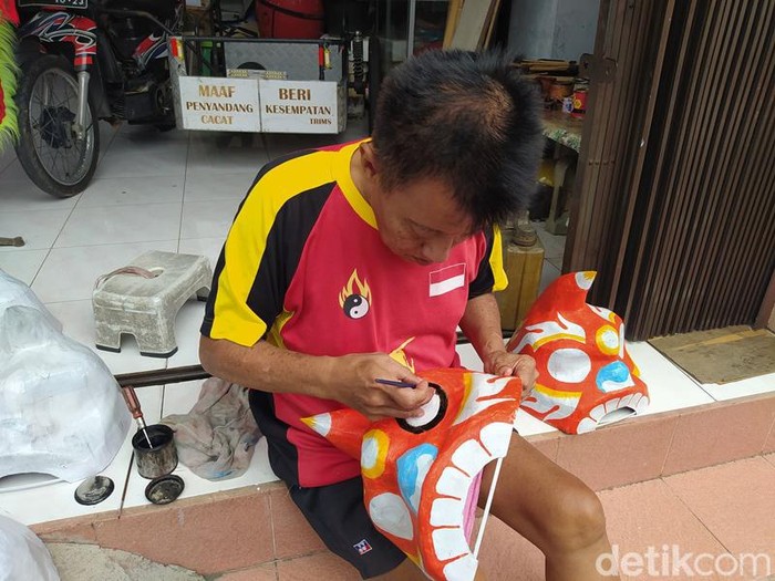Difabel perajin topeng barongsai Dimas Sandi Ironi (65) di Magelang.