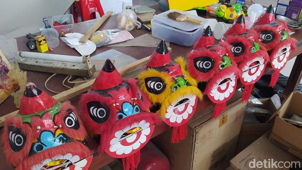 Difabel perajin topeng barongsai Dimas Sandi Ironi (65) di Magelang.