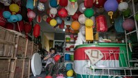 Menurut perajin, permintaan lampion jelang Perayaan Tahun Baru Imlek naik hingga 60 persen jika dibandingkan dengan tahun lalu.