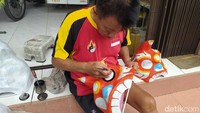Meski sejak 11 tahun yang lalu menyandang disabilitas, namun tak menyurutkan semangatnya untuk terus memproduksi barongsai. Selain itu, ia duduk sebagai pembina di sejumlah klub barongsai di wilayah Magelang, Muntilan, hingga Temanggung.