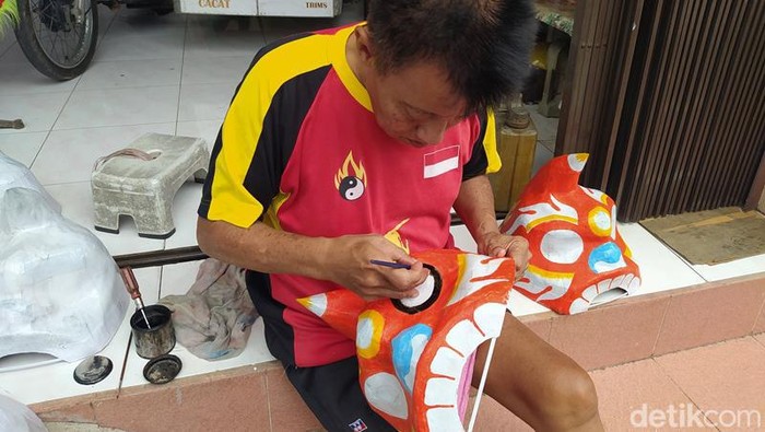 Perkenalkan Dimas, Difabel Magelang Perajin Barongsai Di tengah keterbatasan dan pandemi Corona, Dimas Sandi Ironi (65) tetap berusaha membuat barongsai.
