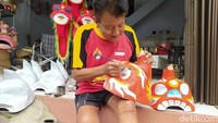 Sandi menuturkan, mulai membuat barongsai sejak usia 7-8 tahun. Pembuatan tersebut terus dilakukan hingga sekarang. Sekalipun saat pandemi sepi, namun tetap membuat barongsai. Barongsai dibuat bukan dijual secara umum melainkan untuk mencukupi kebutuhan 8 klub yang dibinanya.