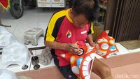 Sandi masih ingat apa yang disampaikan kakeknya jika barongsai bukan politik melainkan kesenian. Bahkan saat Orde Baru ada larangan pentas barongsai dengan leluasa.