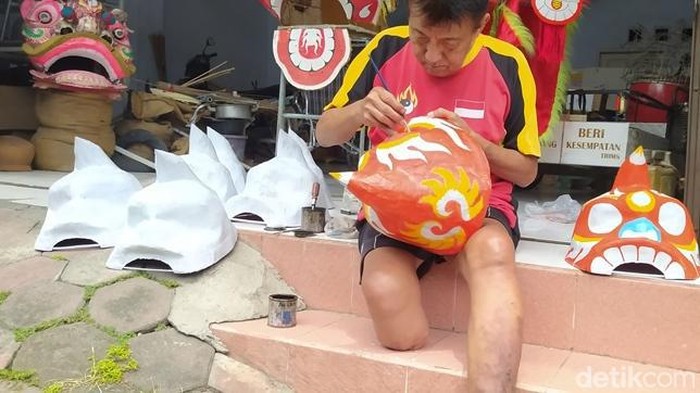 Perkenalkan Dimas, Difabel Magelang Perajin Barongsai Di tengah keterbatasan dan pandemi Corona, Dimas Sandi Ironi (65) tetap berusaha membuat barongsai.