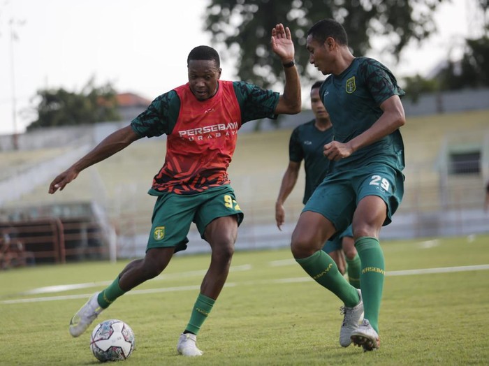 Persebaya Surabaya akan menghadapi PSS Sleman dalam laga Liga 1 2021 pekan ke-21, Sabtu (29/1). Tim Bajul Ijo tengah percaya diri dengan kembalinya Alie Sesay.