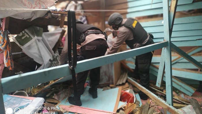 Polisi melakukan olah TKP di lokasi ledakan keras Sibolga, Sumut.