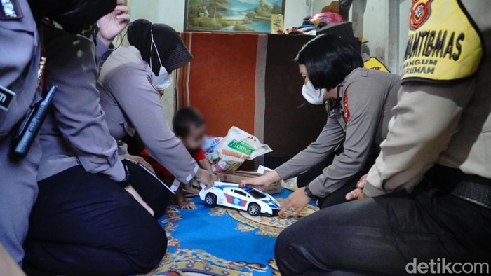 Polisi memberikan trauma healing kepada balita korban KDRT di Banjar