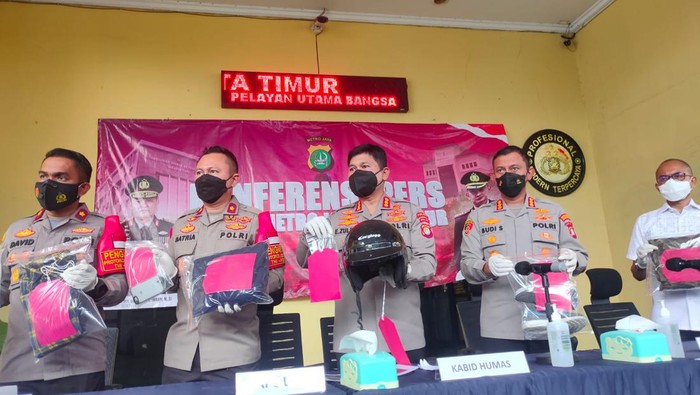 Polisi menyita sejumlah barang bukti terkait pengeroyokan kakek Wiyanto Halim (89) di Jaktim