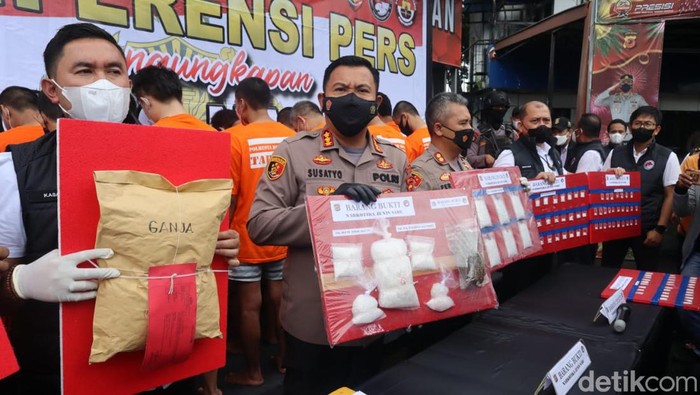 Sebanyak 20 orang diamankan polisi karena terlibat kasus peredaran narkotika di wilayah hukum Polresta Bogor Kota. Dari 20 tersangka, polisi mengamankan barangbukti berupa 2,2 kilogram narkotika jenis sabu dan 1,4 kilogram ganja.