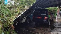 Tiga mobil tertimpa pohon, salah satunya mobil layanan Promkes Dinas Kesehatan Ciamis.