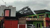 Pohon menimpa kanopi bangunan parkiran hingga rusak. Selain itu ada juga atap bangunan tempat pencucian mobil yang rusak terbawa angin. Akibat kejadian ini arus lalu lintas di beberapa ruas jalan sempat terhambat karena terhalang pohon. Adapun beberapa kendaraan memilih jalur alternatif agar bisa melintas.
