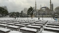 Orang-orang berjalan di atas salju di Istanbul, dengan latar Masjid Sultan Ahmed atau Masjid Biru yang bersejarah. (AP/Emrah Gurel)