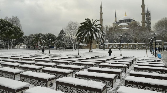 Potret Turki Diselimuti Salju Tebal People throw snowballs each other on the snow-covered park in Istanbul, Turkey, on Monday, Jan. 24, 2022. A severe snowstorm disrupted road and air traffic Monday in the Greek capital of Athens and in neighboring Turkey's largest city of Istanbul, while snow blanketed most of Turkey and Greece, including several Aegean islands. (AP Photo/Emrah Gurel)
