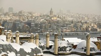 Akibat badai salju, pihak berwenang di Istanbul menangguhkan layanan bus antarkota dan untuk sementara memblokir perjalanan ke kota dari wilayah Thrace Turki. (AP/Emrah Gurel)