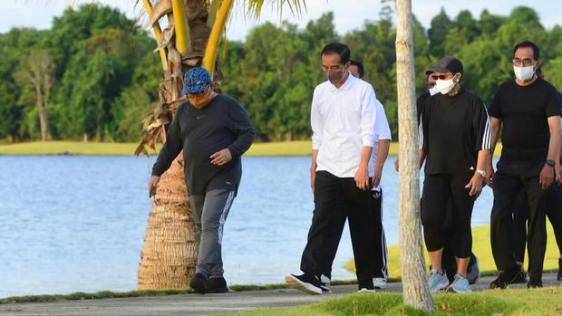 Presiden Joko Widodo (Jokowi) berolahraga bersama sejumlah menteri di Provinsi Kepulauan Riau, Selasa (25/1/2022). (Biro Pers Sekretariat Presiden/Muchlis Jr)