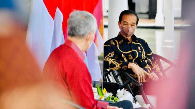 Presiden Joko Widodo (Jokowi) melakukan pertemuan dengan Perdana Menteri Singapura Lee Hsien Loong di Veranda The Bar, The Sanchaya Resort Bintan, Prov Kepri. Selasa (25/01/2022). (Laily Rachev - Biro Pers Sekretariat Presiden)