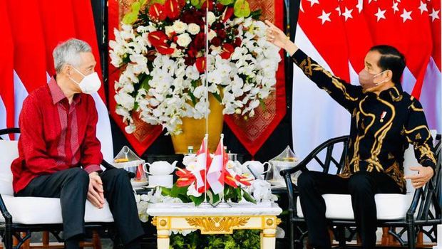 Presiden Joko Widodo (Jokowi) melakukan pertemuan dengan Perdana Menteri Singapura Lee Hsien Loong di Veranda The Bar, The Sanchaya Resort Bintan, Prov Kepri. Selasa (25/01/2022). (Laily Rachev - Biro Pers Sekretariat Presiden)