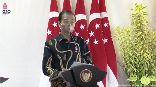 Presiden Joko Widodo (Jokowi) memberikan keterangan pers bersama Perdana Menteri Singapura Lee Hsien Loong di Kabupaten Bintan, Kepulauan Riau, Selasa (25/1/2022. (Tangkapan Layar Youtube Sekretariat Presiden)