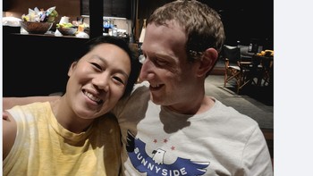 Dalam postingan Facebook di November 2020, Mark Zuckerberg menulis caption bahwa dia dan istrinya Priscilla Chan merayakan 17 tahun kebersamaan mereka. Berarti pada saat ini setelah 2 tahun berlalu, mereka bersama sekitar 19 tahun lamanya. Foto: Facebook