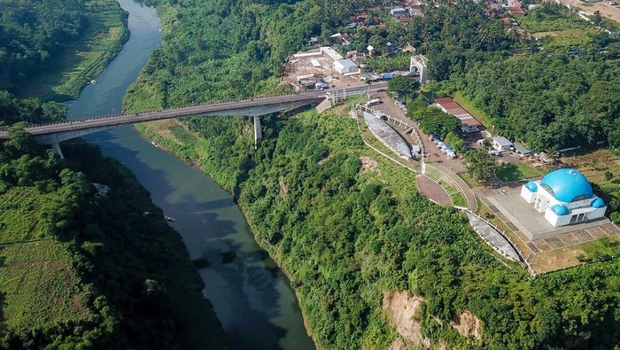 Foto udara Sungai Citarum yang menjadi perbatasan antara Kabupaten Bandung Barat dengan Kabupaten Cianjur di Haurwangi, Kabupaten Cianjur, Jawa Barat, Selasa (25/1/2022). Pemerintah Provinsi Jawa Barat lewat Dinas Lingkungan Hidup berharap mudah-mudahan kegiatan Citarum Harum sanggup menolong Indonesia dalam upaya perbaikan untuk penurunan emisi karbon dioksida. ANTARA FOTO/Raisan Al Farisi/rwa.