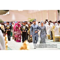 Begini potret keluarga besar mereka saat mengantar Putri Fadzilah dalam resepsi pernikahan. Foto: Instagram @infodept.bn