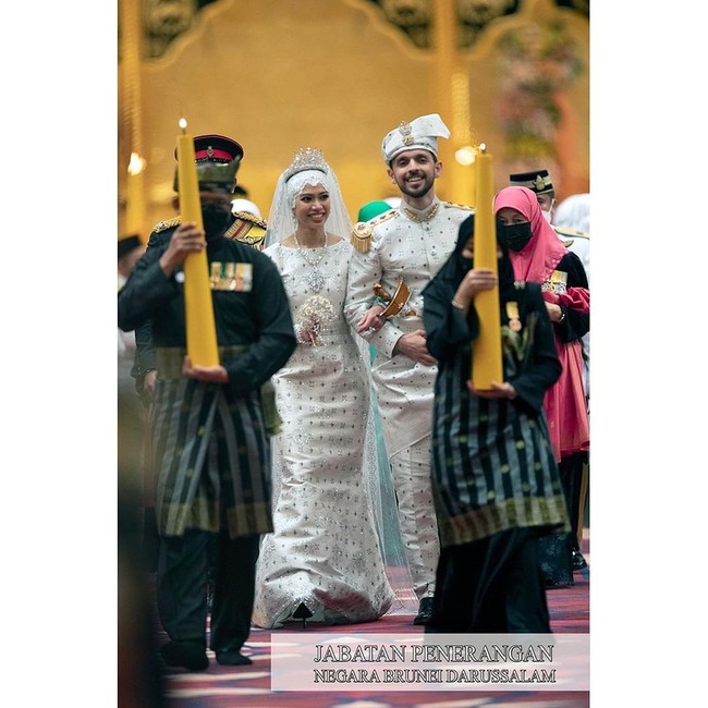 Putri Fadzilah adalah anak Sultan Hassanal Bolkiah dari pernikahan keduanya. Ia baru saja menikah dengan pria bernama Abdullah Nabil Mahmoud Al-Hashimi. Keluarga kerajaan pun menggelar perayaan selama 10 hari yang masih berlangsung sampai hari ini. Foto: Instagram @infodept.bn