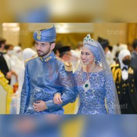 Di hari bahagianya, Putri Fadzilah Lababul mengenakan mahkota milik istri pertama ayahnya, Ratu Saleha. Aksesori mewah dengan enam batu zamrud dan beberapa berlian tersebut sudah sering dipakai anggota kerajaan lain untuk acara-acara khusus, termasuk pernikahan. Foto: Instagram @infodept.bn