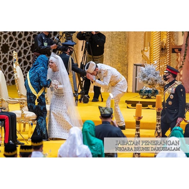 Abdullah Nabil mengenakan busana tradisional Brunei yang serasi dengan istrinya. Putri Fadzilah pun menambahkan veil dan mahkota. Keduanya tampak berbahagia dan terlihat seperti pasangan pengantin di negeri dongeng.Foto: Instagram @infodept.bn