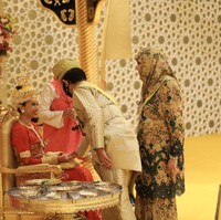 Begini potret wanita Brunei Darusslam keturunan Jepang dan Skotlandia ketika sedang dalam prosesi Majlis Berbedak yang dilangsungkan sebelum menikah. Foto: Instagram @tmski