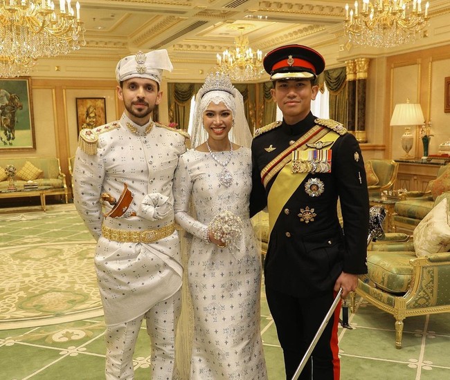 Saat akad nikah, Putri Fadzilah dan Abdullah Nabil mengenakan busana serba putih. Dalam postingan di media sosial, Abdullah Nabil terlihat melakukan ijab kabul dengan bahasa Melayu tanpa sang putri sebelum akhirnya dipertemukan setelah resmi menjadi suami istri.Foto: Instagram @tmski