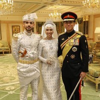 Saat akad nikah, Putri Fadzilah dan Abdullah Nabil mengenakan busana serba putih. Dalam postingan di media sosial, Abdullah Nabil terlihat melakukan ijab kabul dengan bahasa Melayu tanpa sang putri sebelum akhirnya dipertemukan setelah resmi menjadi suami istri.Foto: Instagram @tmski